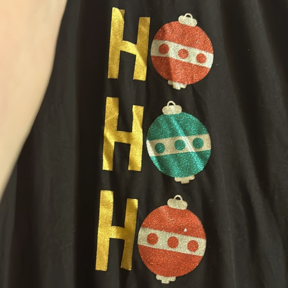 Tub 9 MerryWear size large black tee with HoHoHo in front of also has scarf.